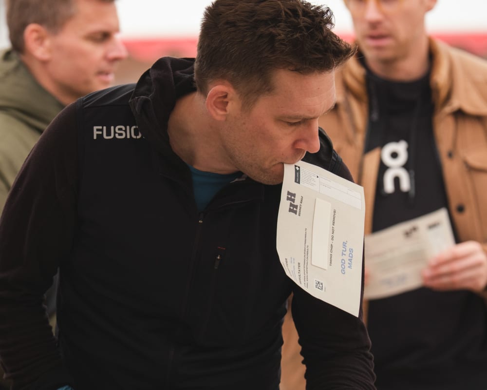 Deltager i gang med at forberede sit startnummer til Hegnet Half halvmarathon