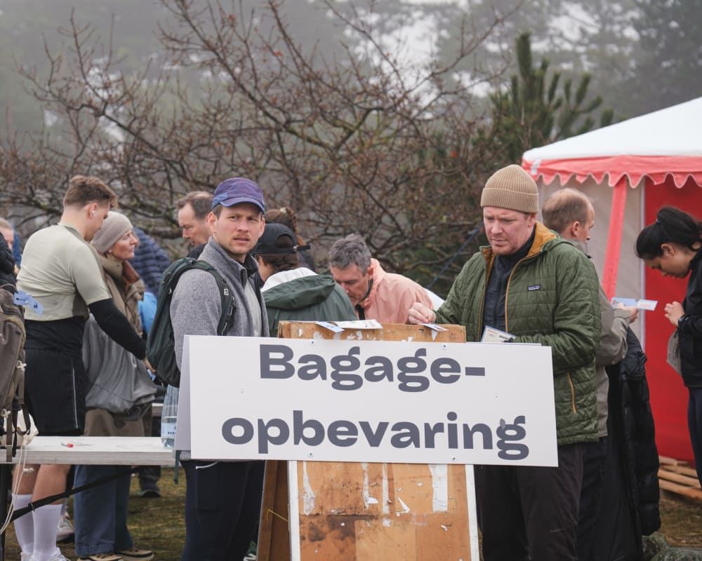 Deltagere foran bagageopbevaringen til Hegnet Half halvmarathon