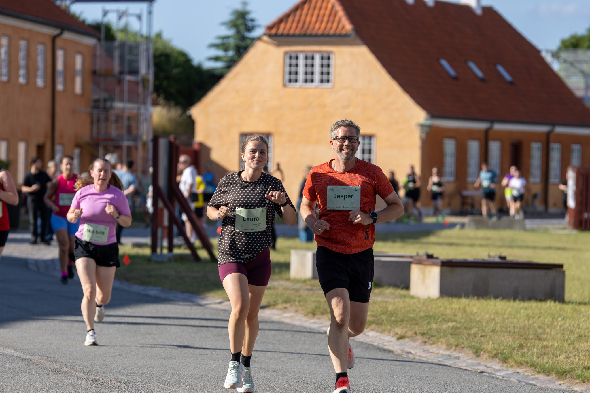 To løbere side om side i solskin på Kronborg