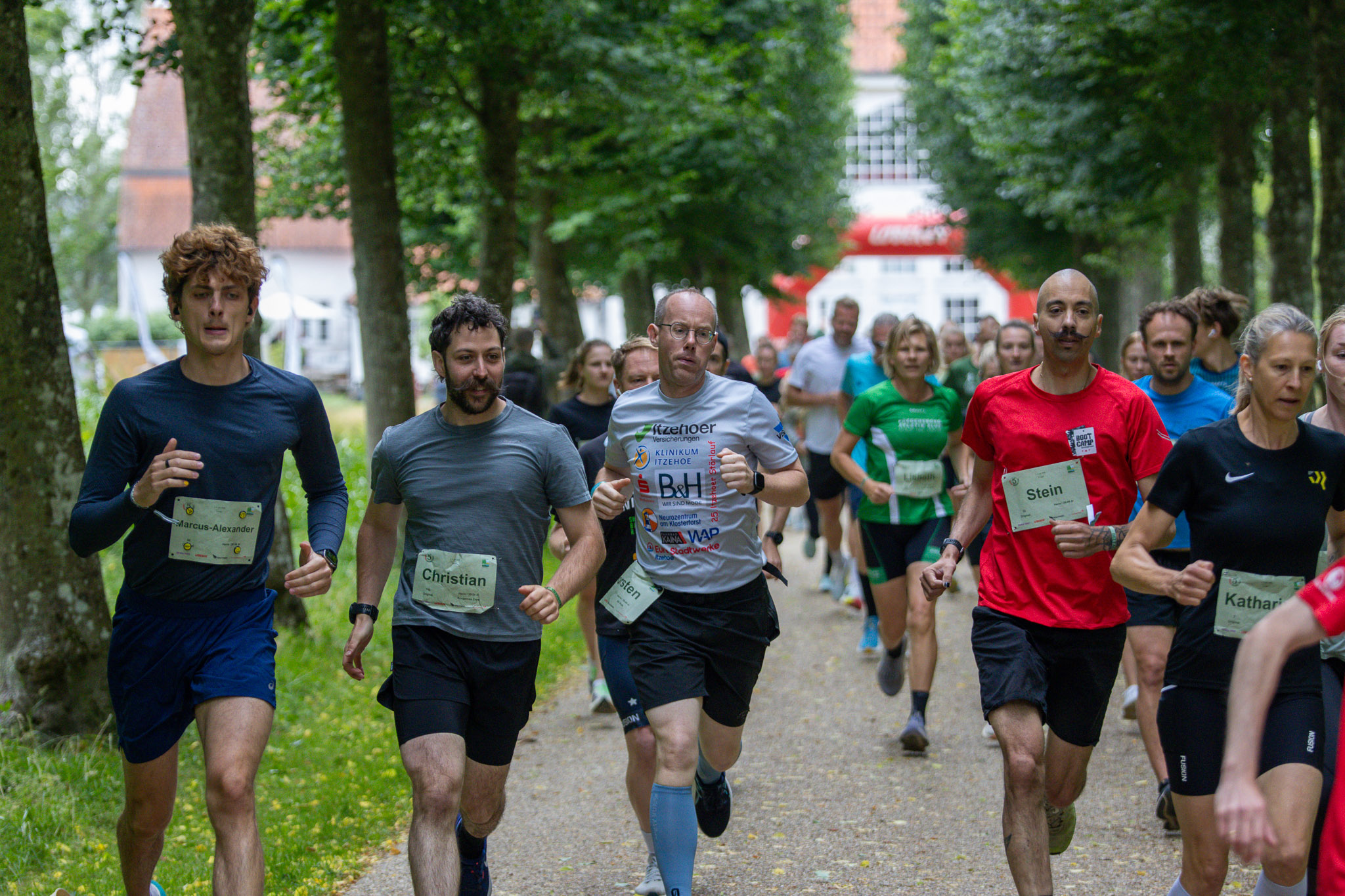 Starten er gået til 3. etape. Mange løbere.