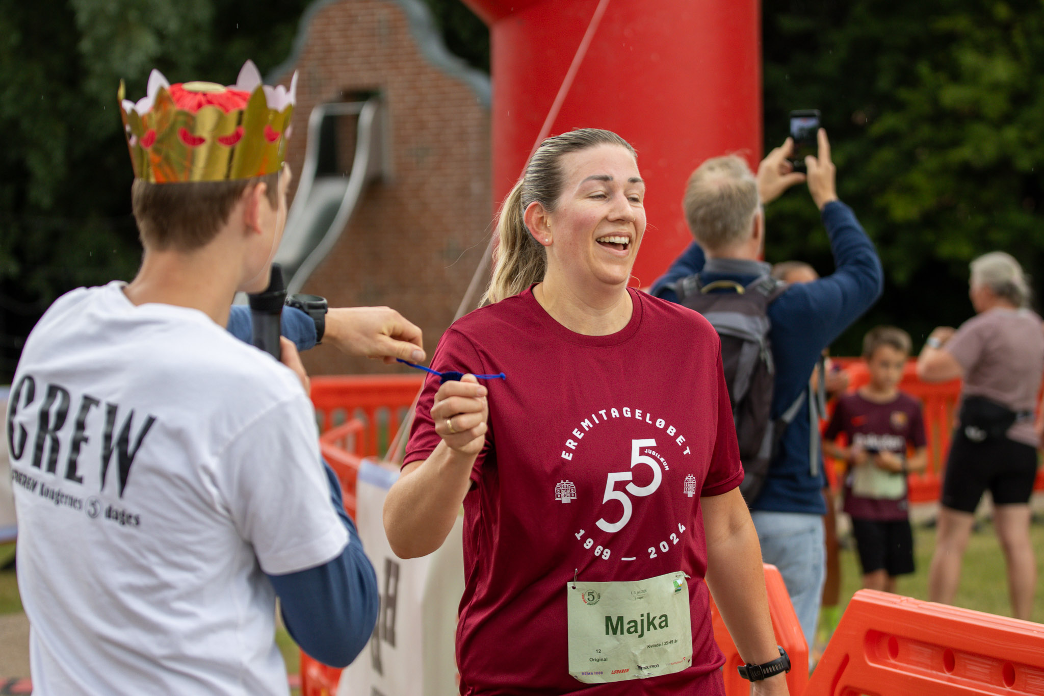 En deltager kommer i mål og modtager den legendariske mønt som bevis på at have gennemført alle fem etaper.
