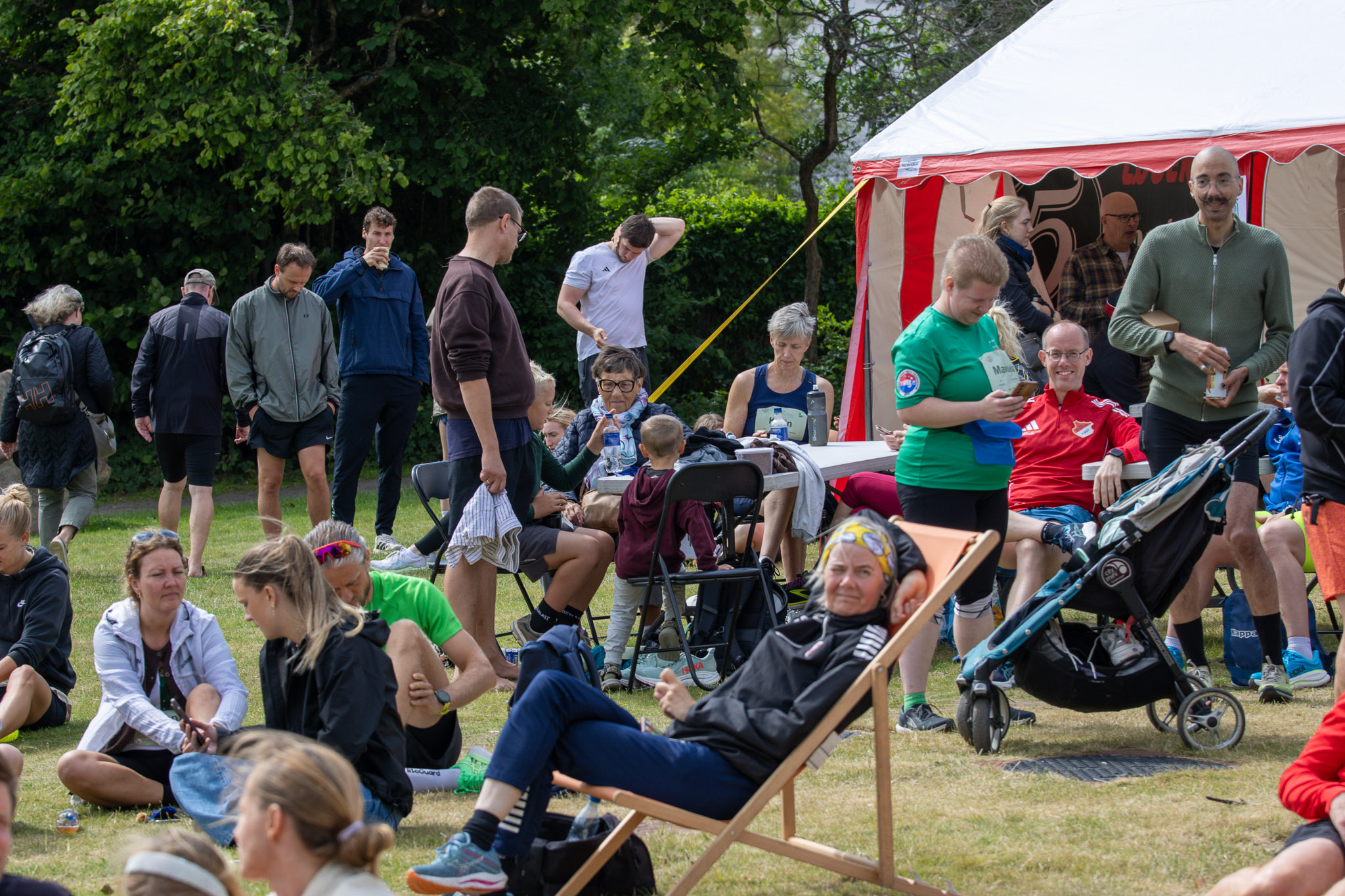 Flere deltagere hygger sig sammen på kryds og tværs efter målgang på sidste etape.