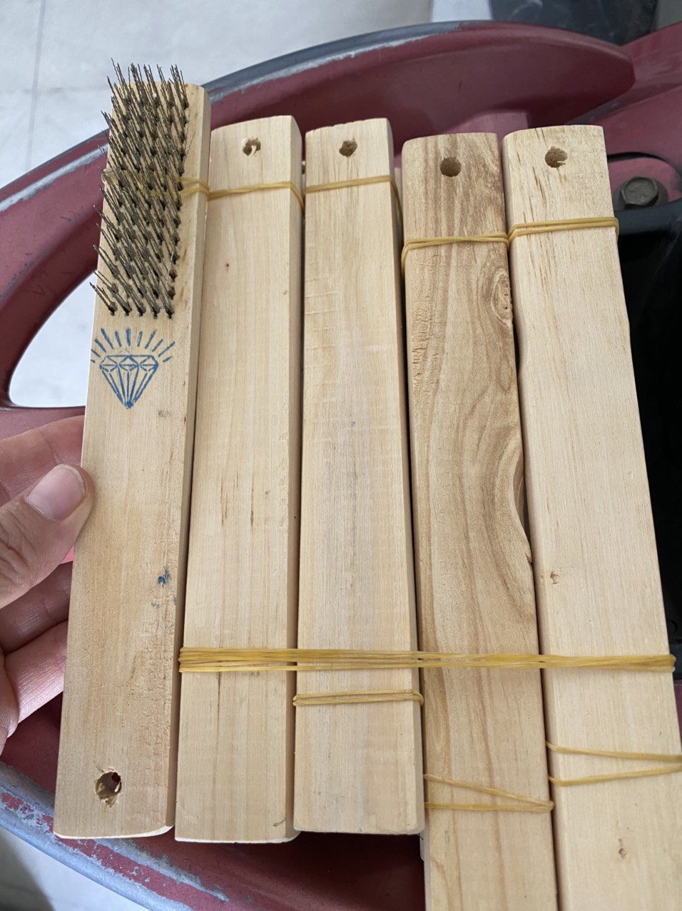 Bàn chải sắt thẳng cán gỗ 5 hàng