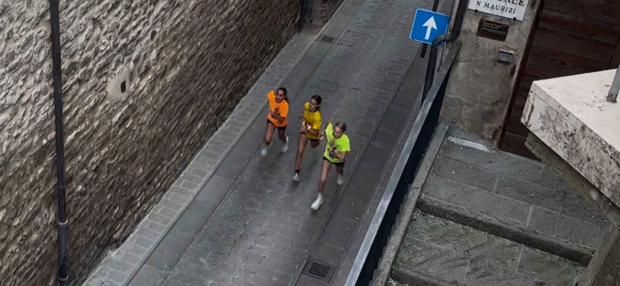 La volata finale delle rgazze Sagrantino Runnig Young Bevagna 2025