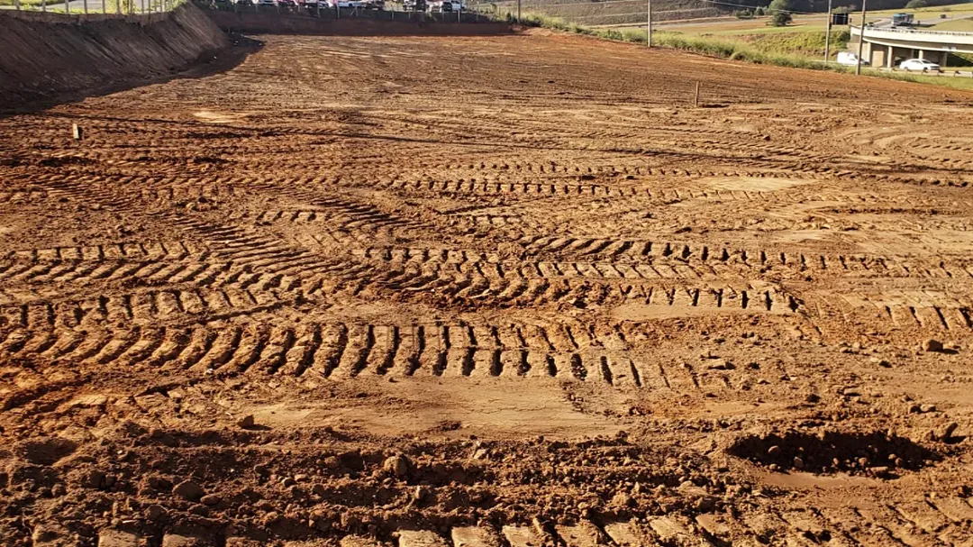 Compactação de solo em obra de terraplanagem