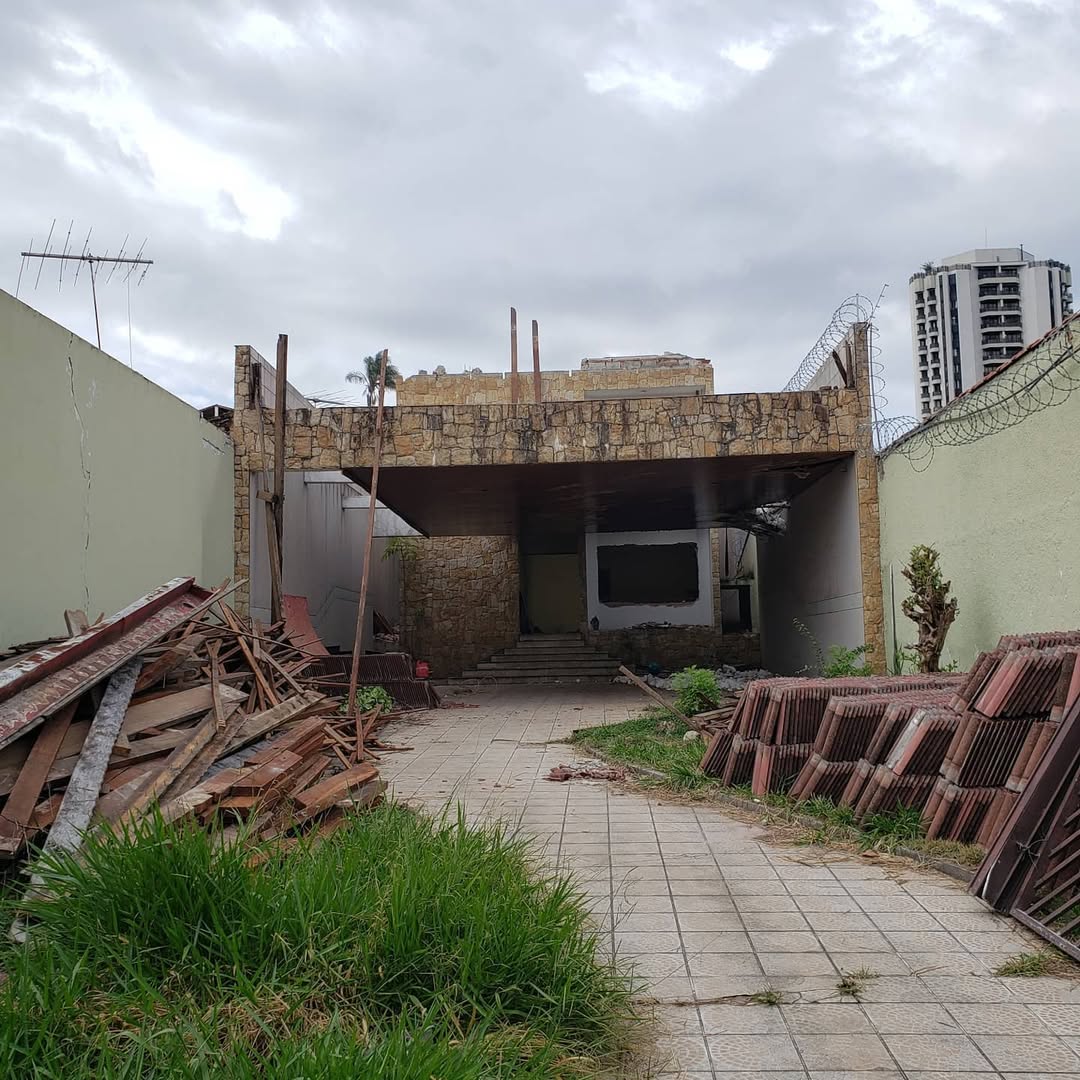 Demolição de sobrado em São José dos Campos