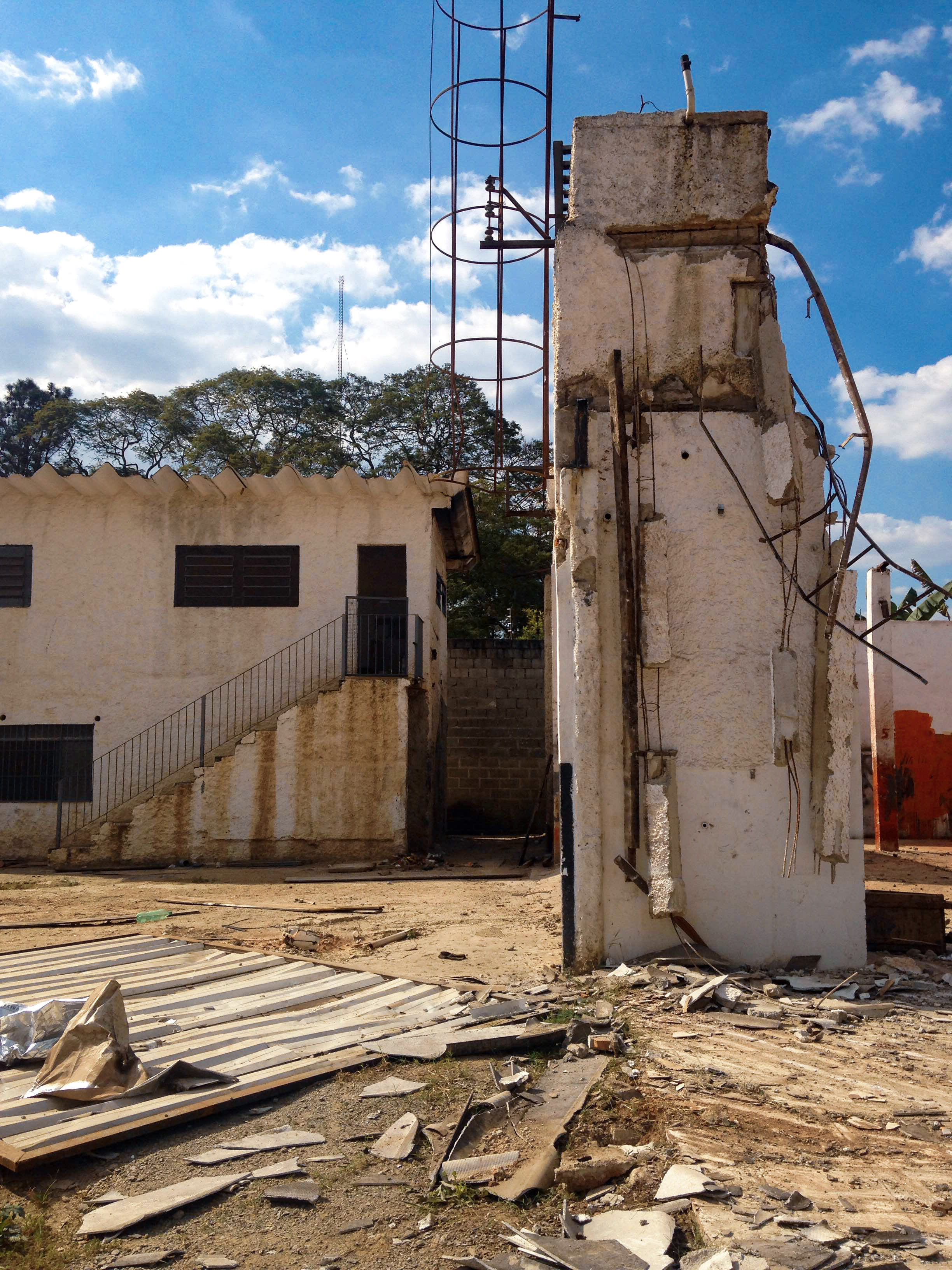 Demolição mecanizada em Cotia