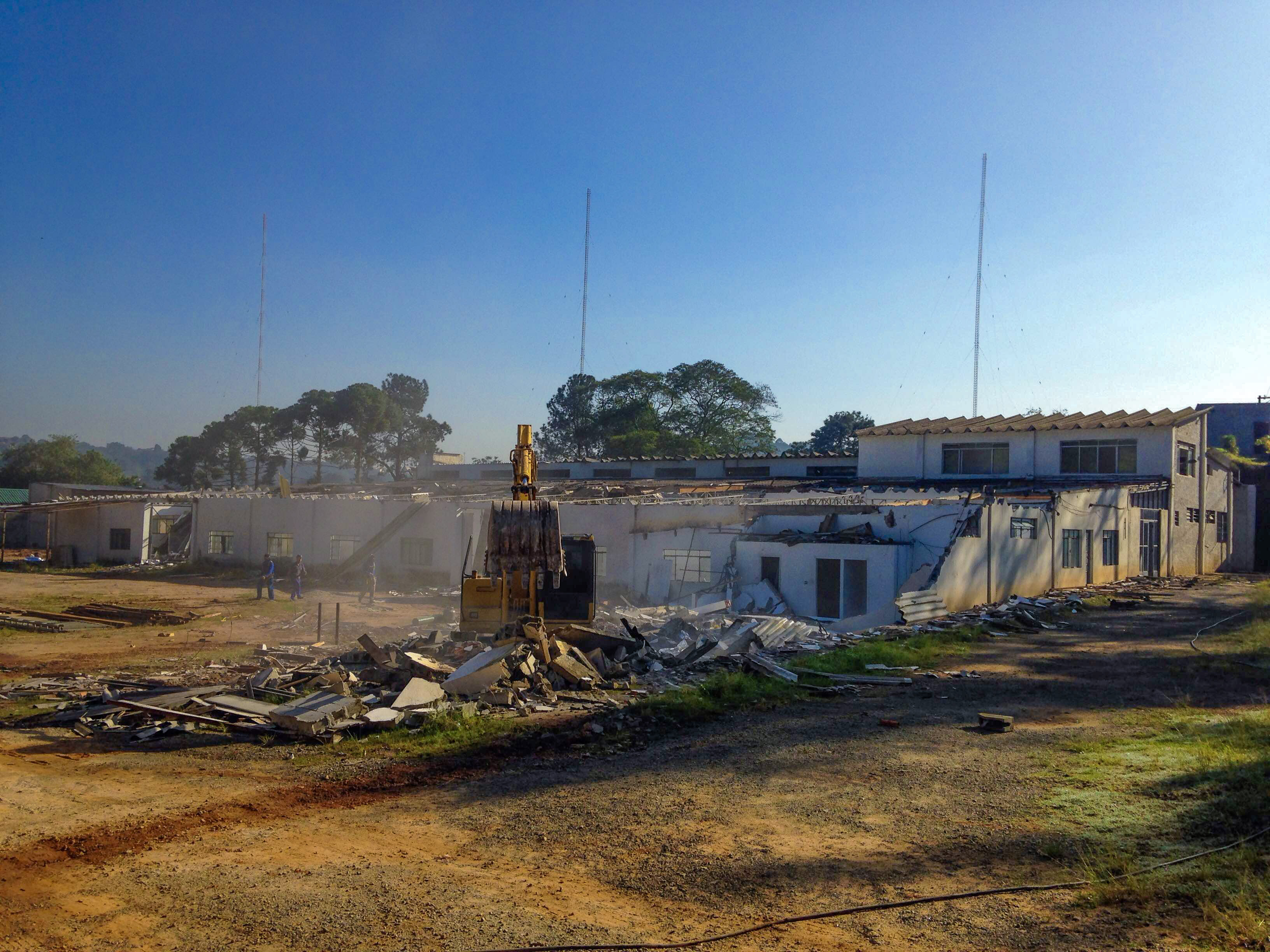 Demolição estrutural de galpão em Cotia