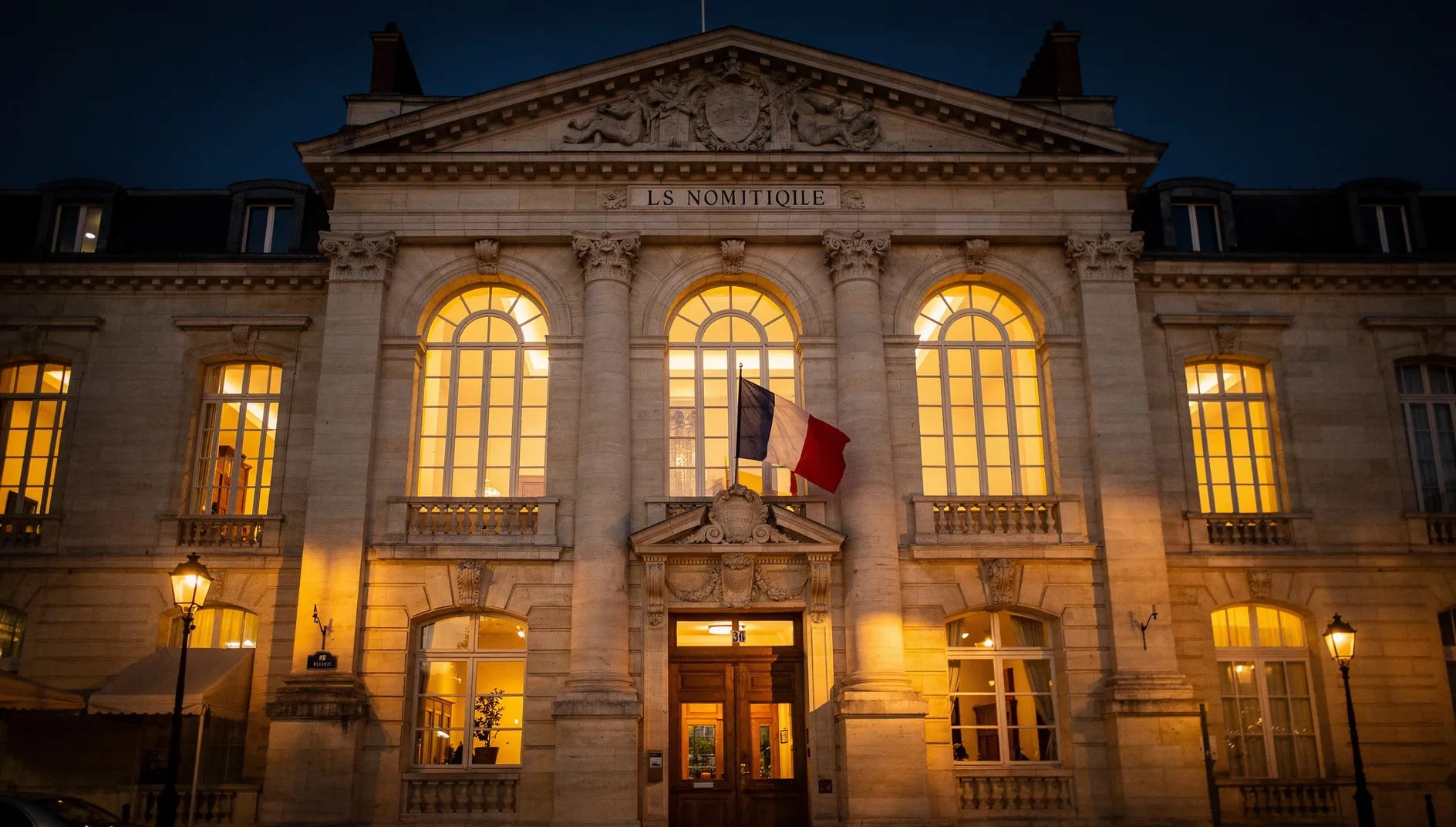 Façade d'une mairie française au crépuscule illustrant l'univers des services publics locaux protégés par la MNT