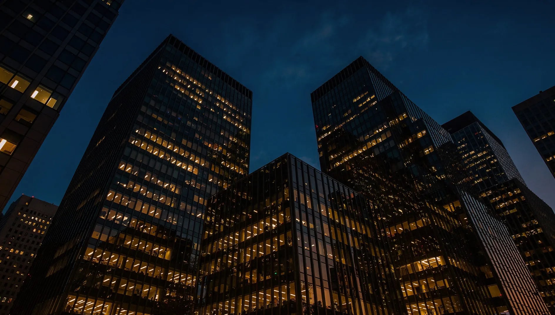 Tours de bureaux symbolisant les grands assureurs et bancassureurs pour le pilier avis assureurs de France Épargne