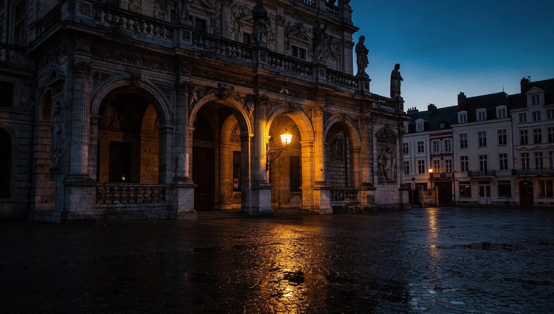 Façade de théâtre flamand à Lille au crépuscule évoquant l'ancrage et la longévité de la mutuelle GSMC
