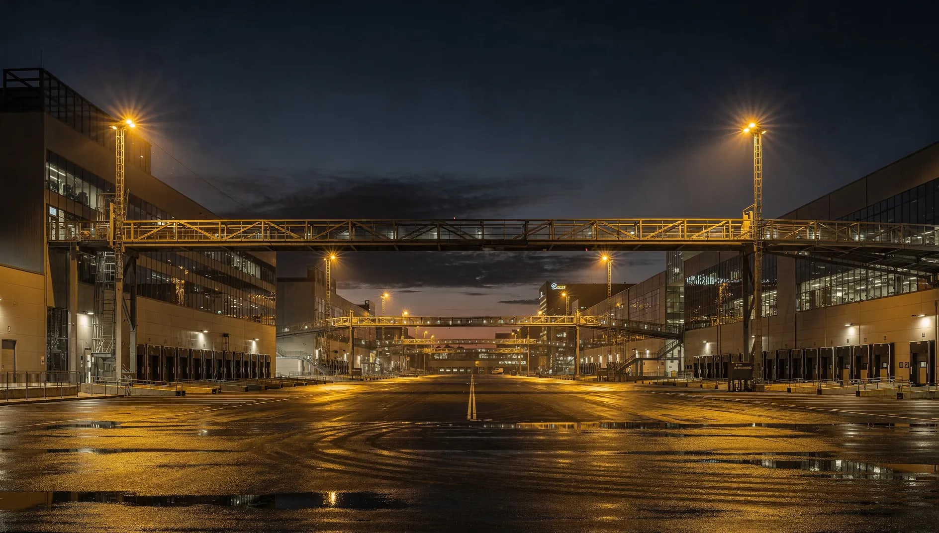 Complexe industriel moderne au crépuscule évoquant l'assurance des risques d'entreprise de HDI Global France