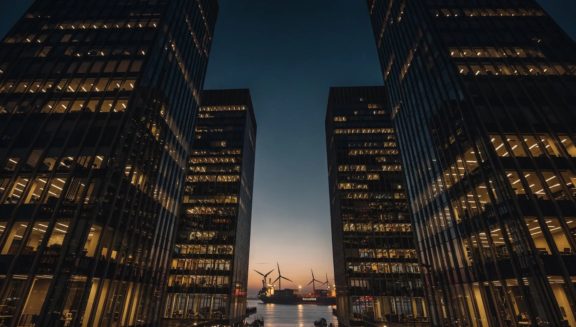 Quartier d'affaires au crépuscule symbolisant l'assurance grands risques de Liberty Mutual en France