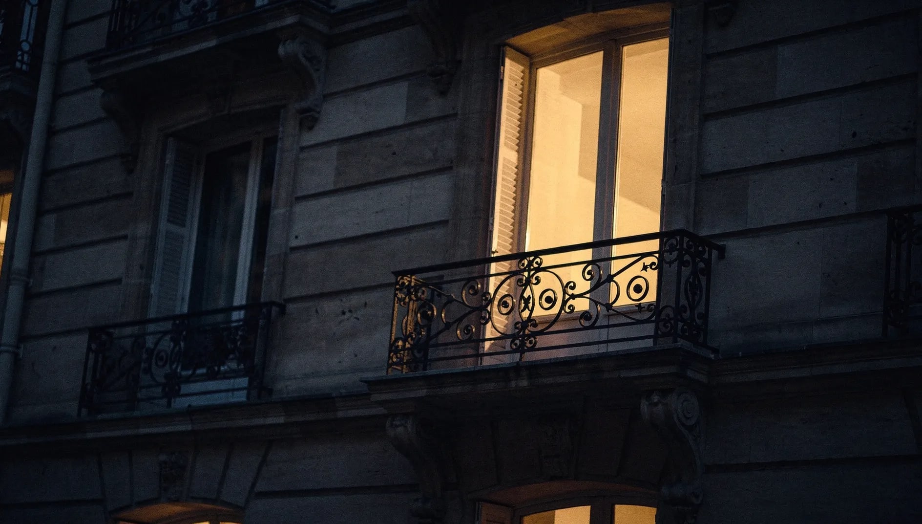 Façade haussmannienne parisienne au crépuscule évoquant la proximité de la Mutuelle Avenir Santé