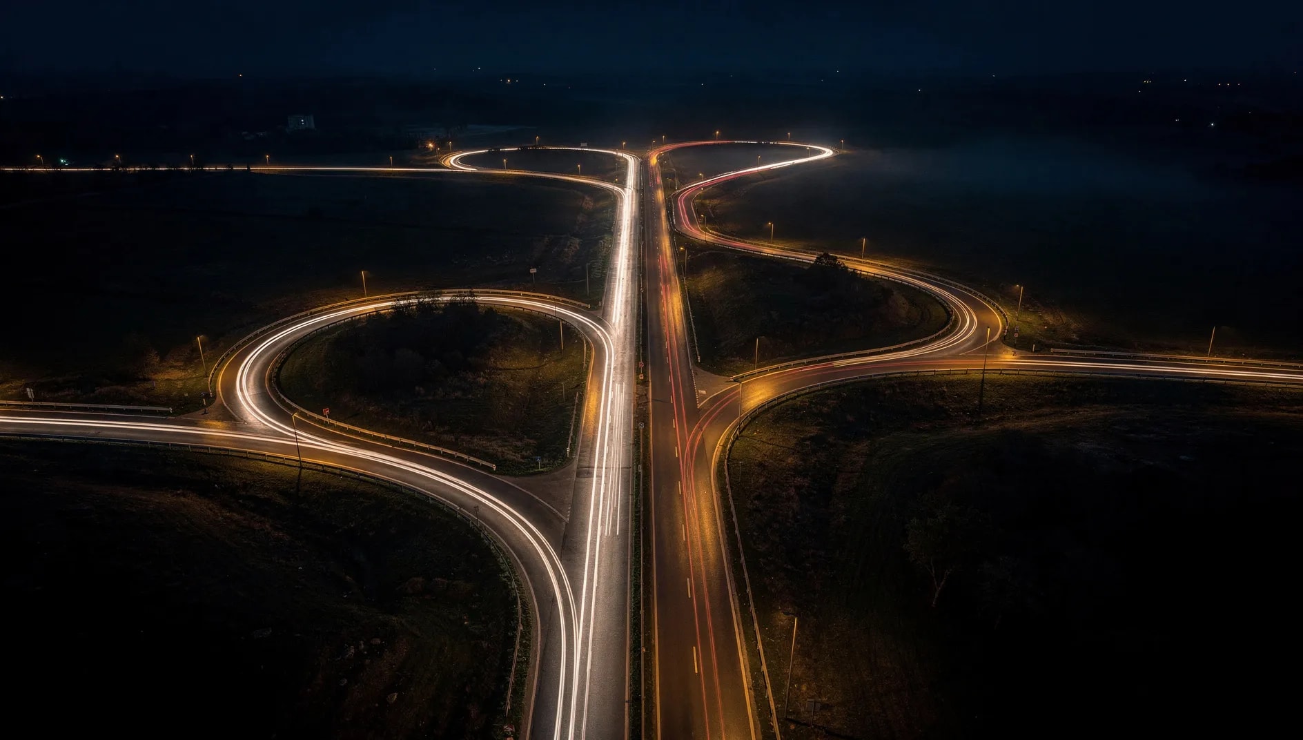 Route nocturne symbolisant le courtage en assurance auto d'Euro Assurance