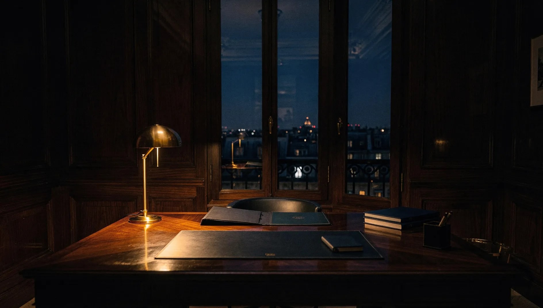 Intérieur feutré d'une banque privée parisienne illustrant l'univers patrimonial de Milleis Vie