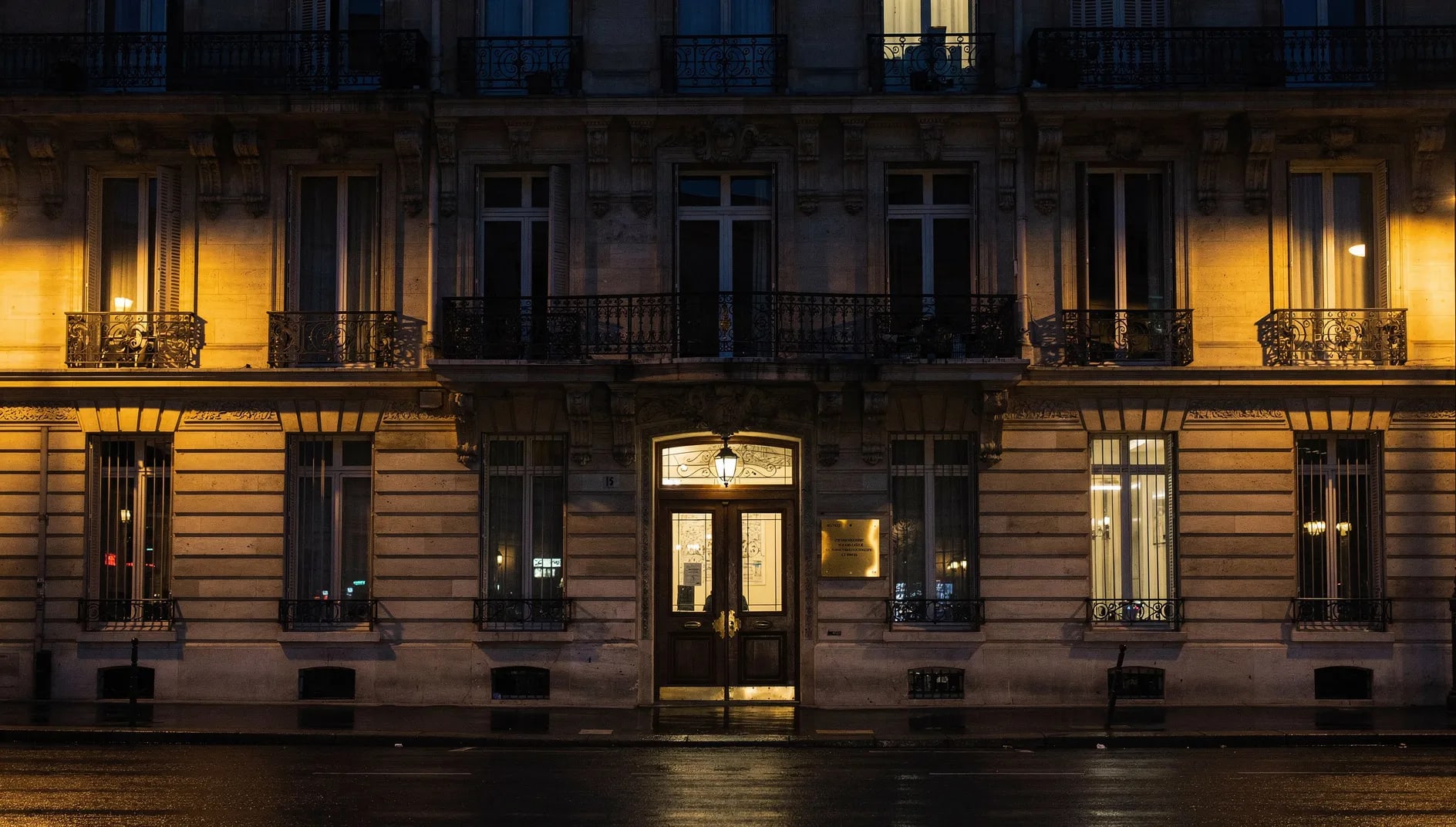 Façade haussmannienne parisienne au crépuscule évoquant le service public et l'héritage de la MCVPAP