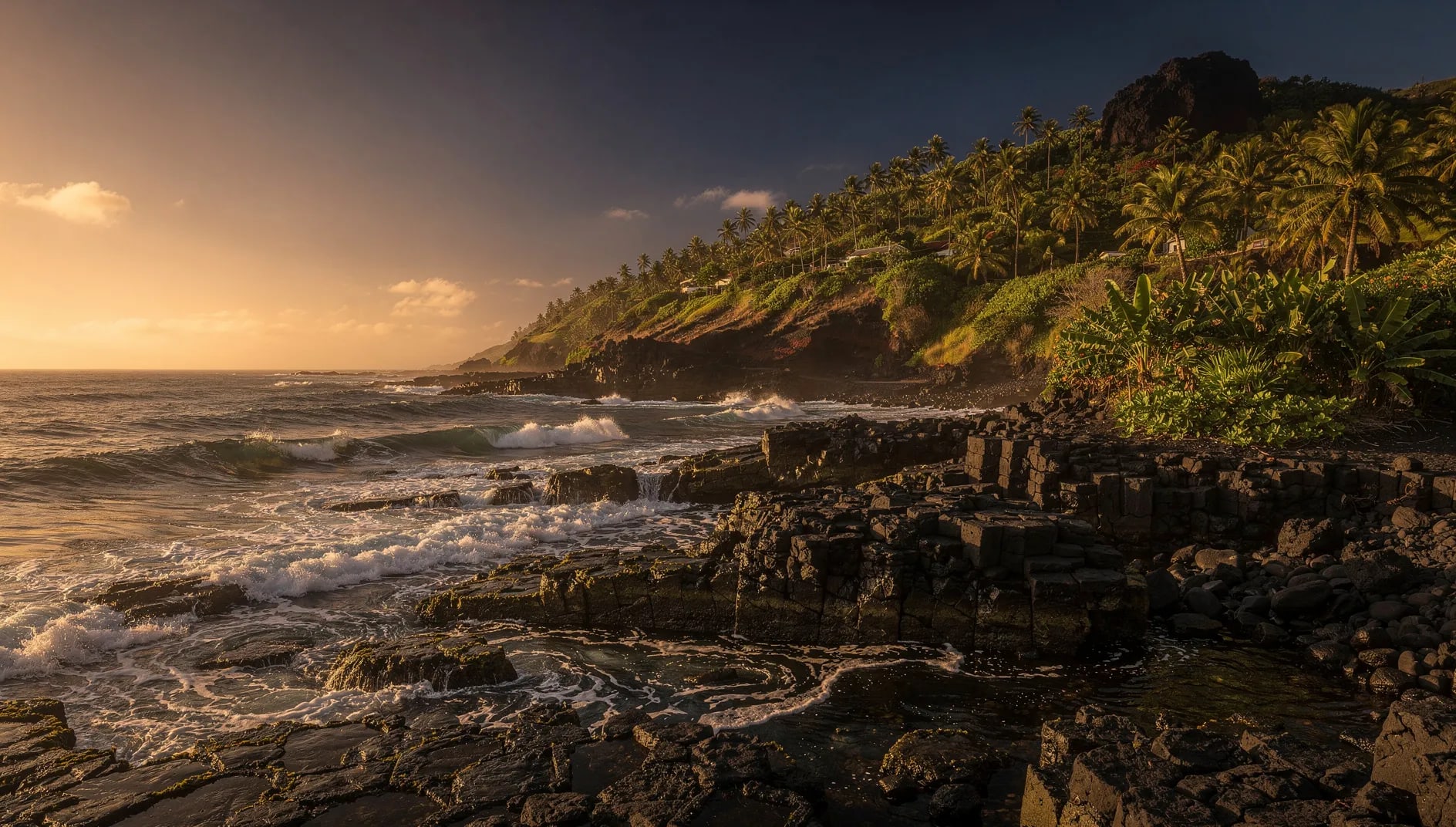 Littoral volcanique de La Réunion au coucher du soleil illustrant l'ancrage local de la mutuelle MPHR