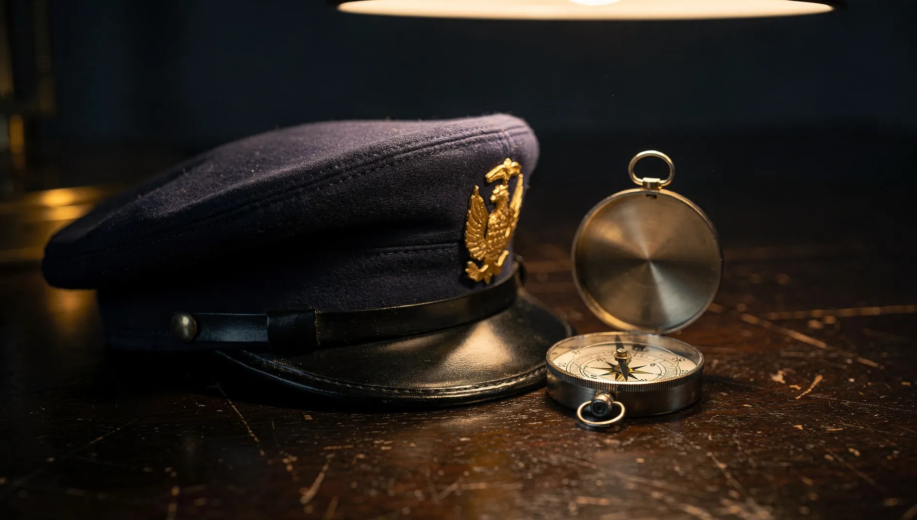 Objets évoquant le monde militaire et la mutuelle Unéo de la communauté de Défense