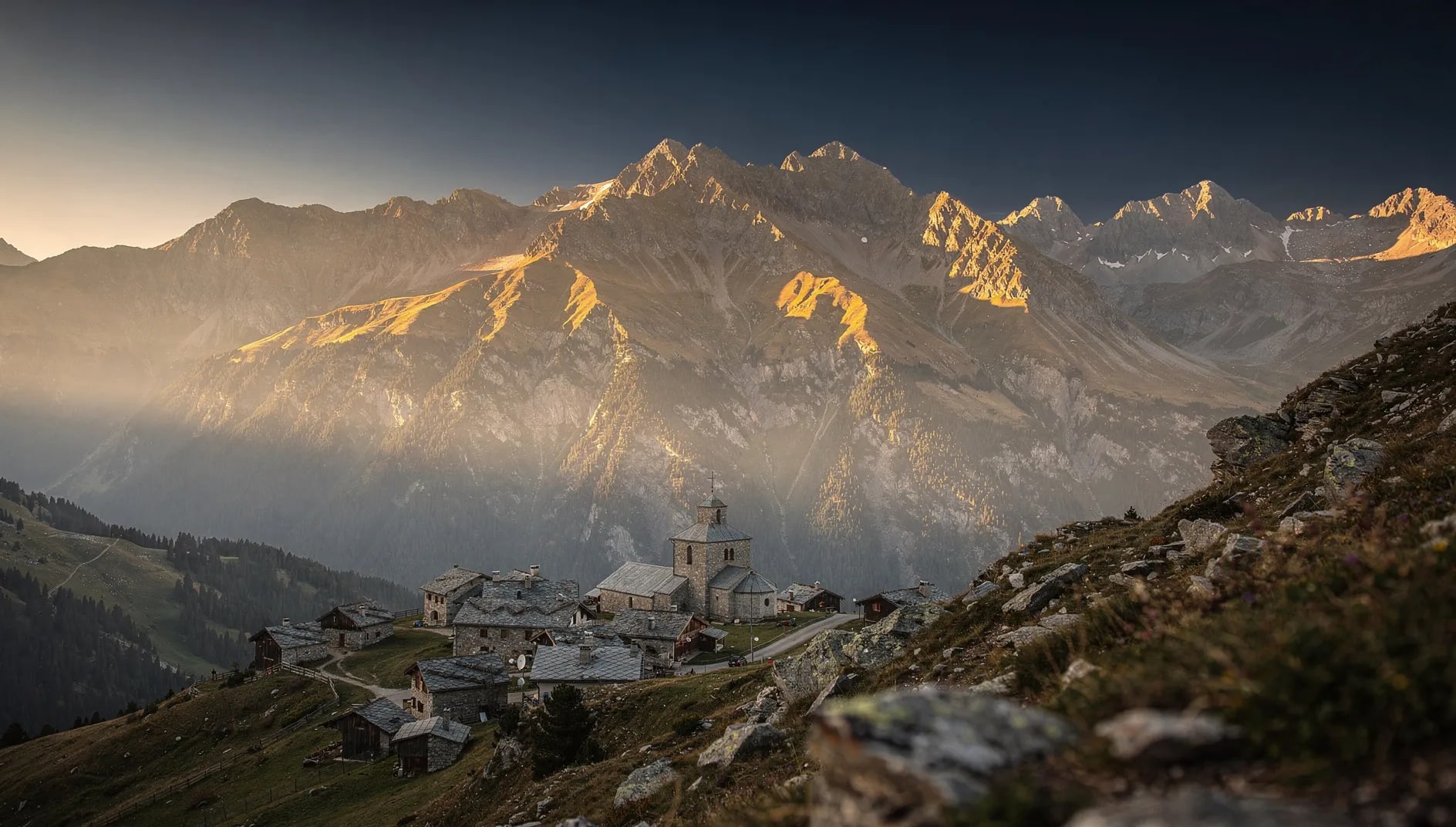 Composition éditoriale évoquant le territoire de la Mutuelle de France Alpes du Sud avec crêtes alpines au coucher de soleil et village de montagne
