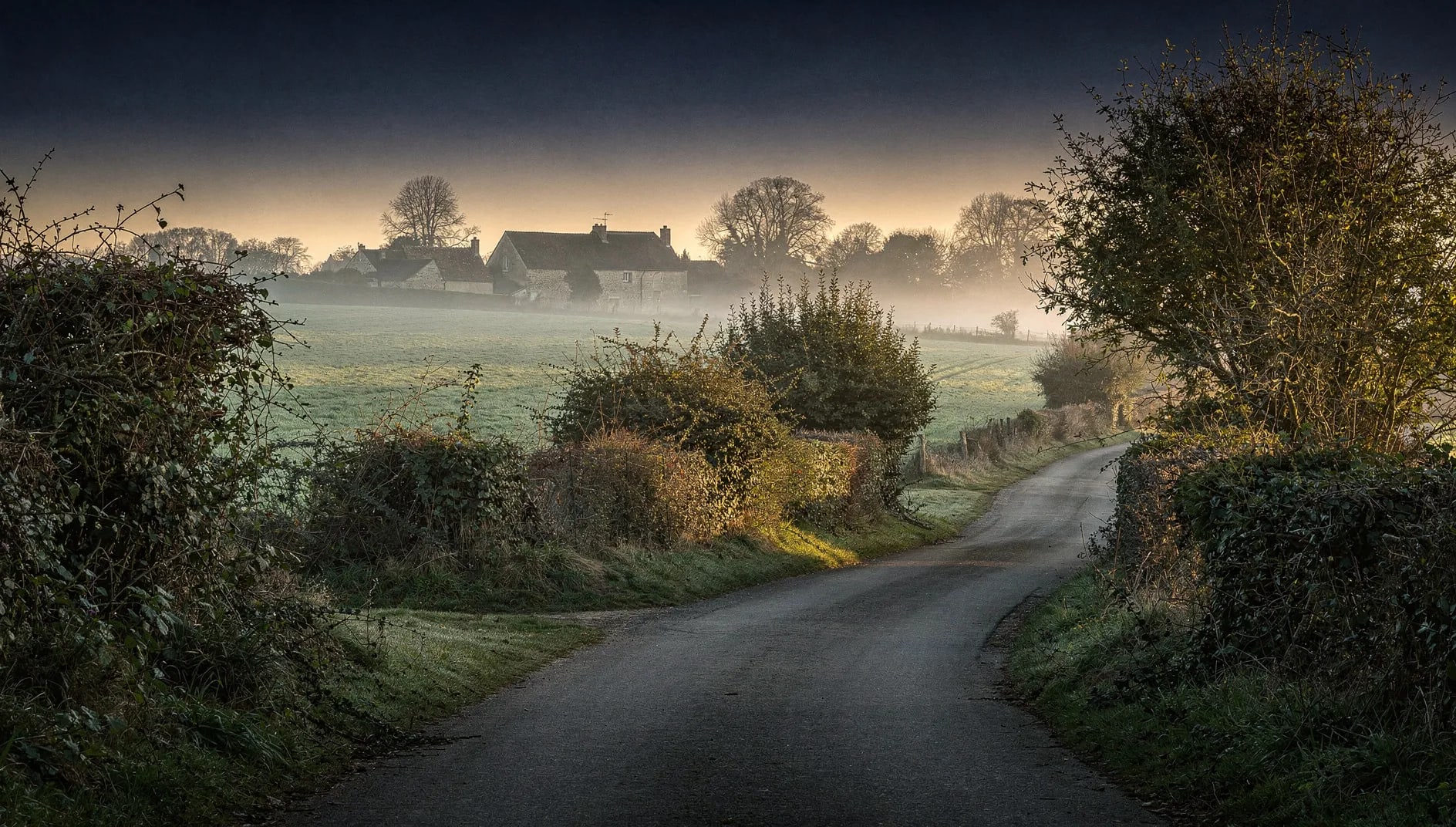 Paysage de bocage vendéen au crépuscule illustrant l'ancrage local de la Mutuelle du Val de Sèvre