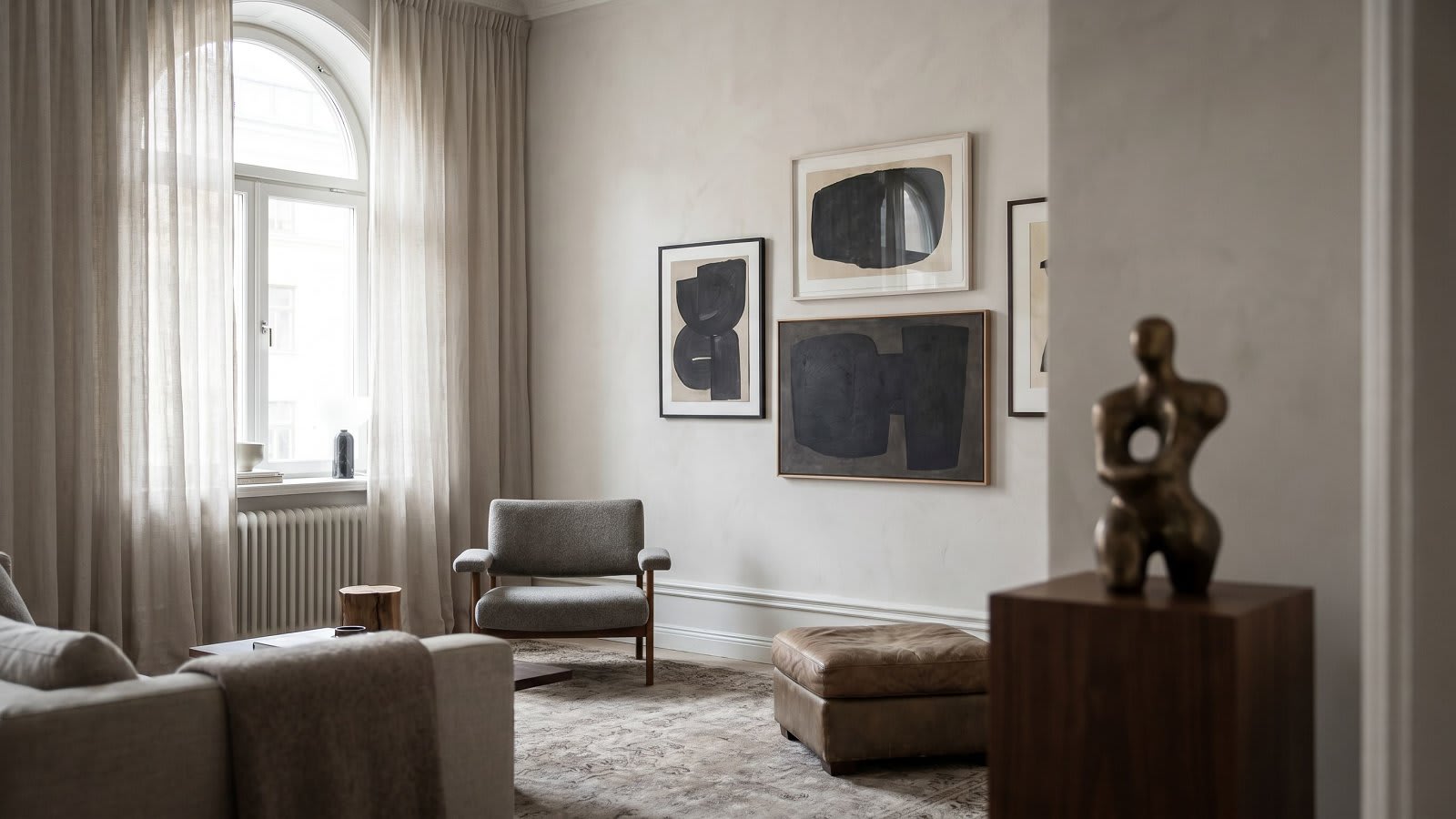 Collection d'œuvres d'art accrochées dans un intérieur patrimonial sobre