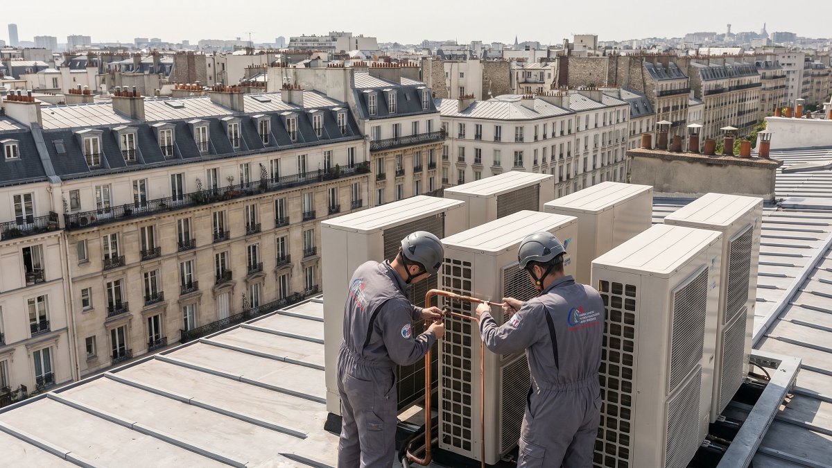 Installation en toiture de pompes à chaleur air-eau collectives par deux artisans Vertena sur un immeuble français