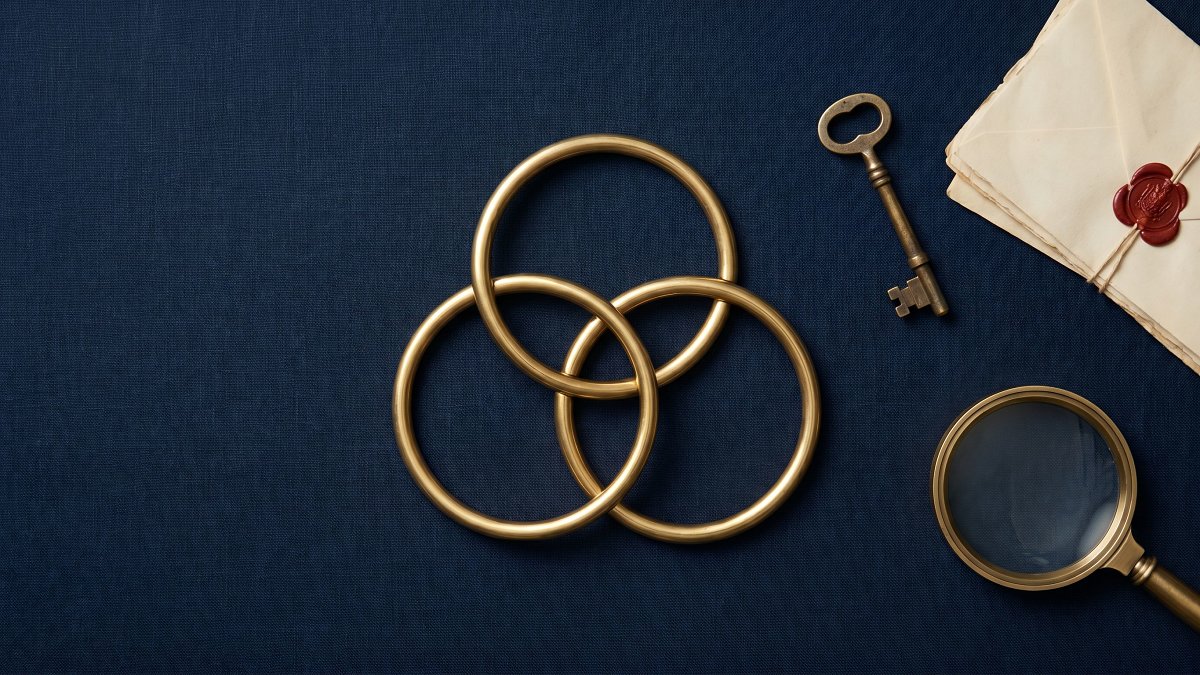 Trois anneaux de laiton entrelacés formant un triangle de sécurité, clé ancienne et documents officiels sur fond bleu marine, métaphore du triangle de sécurité luxembourgeois
