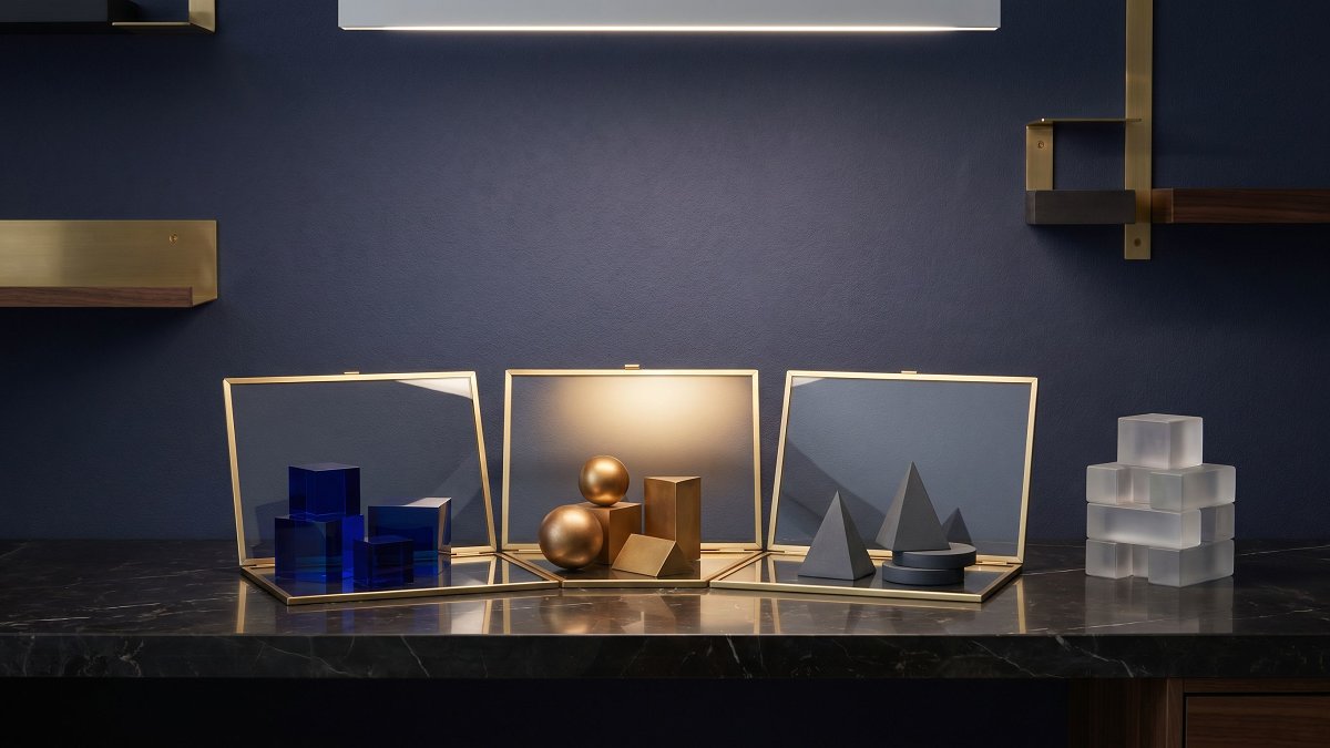 Plan de travail patrimonial en marbre, trois dossiers transparents représentant les enveloppes FIC, FID et FAS d'une assurance vie luxembourgeoise, palette bleu nuit et or