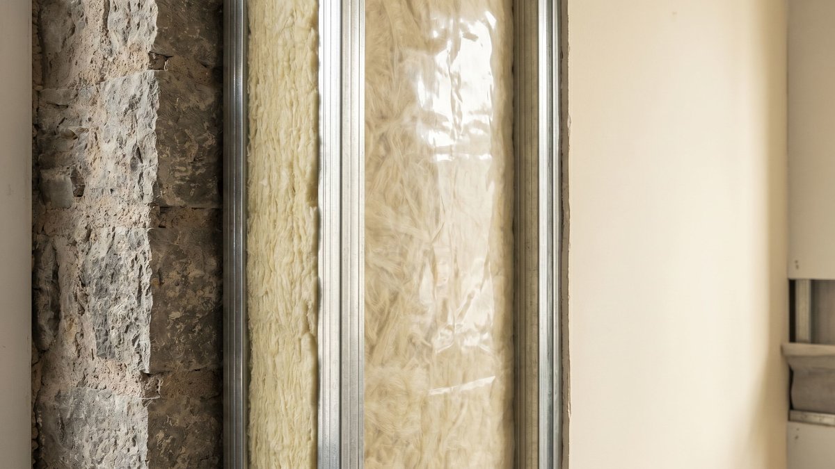 Schéma technique de l'isolation intérieure murs avec ossature métallique, pare-vapeur et plaque de plâtre