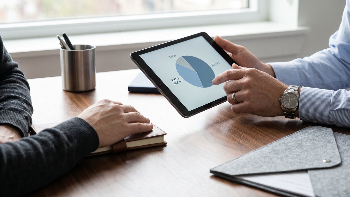 Conseiller patrimonial présentant l'allocation d'un portefeuille en gestion pilotée