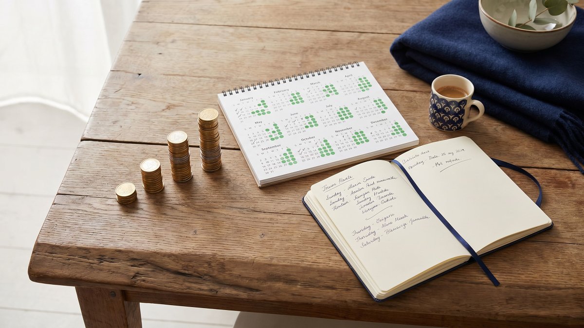Versements programmés mensuels sur un contrat d'assurance vie illustrés par des piles d'euros et un calendrier