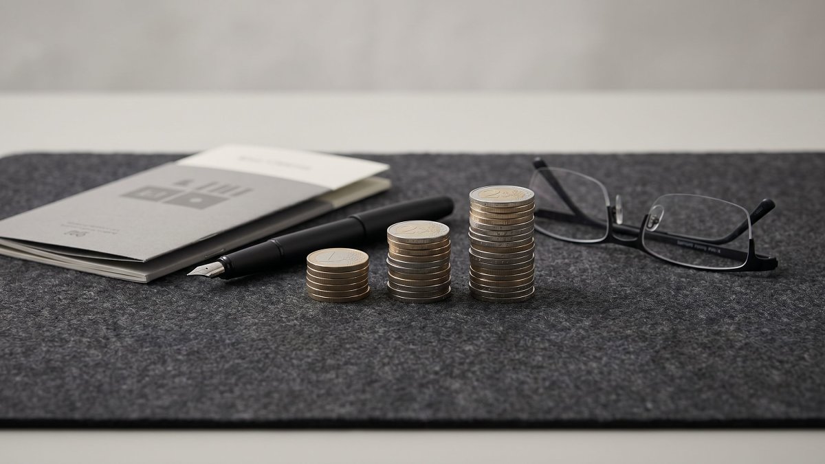 Trois compartiments du PER collectif entreprise illustrés par des piles de pièces