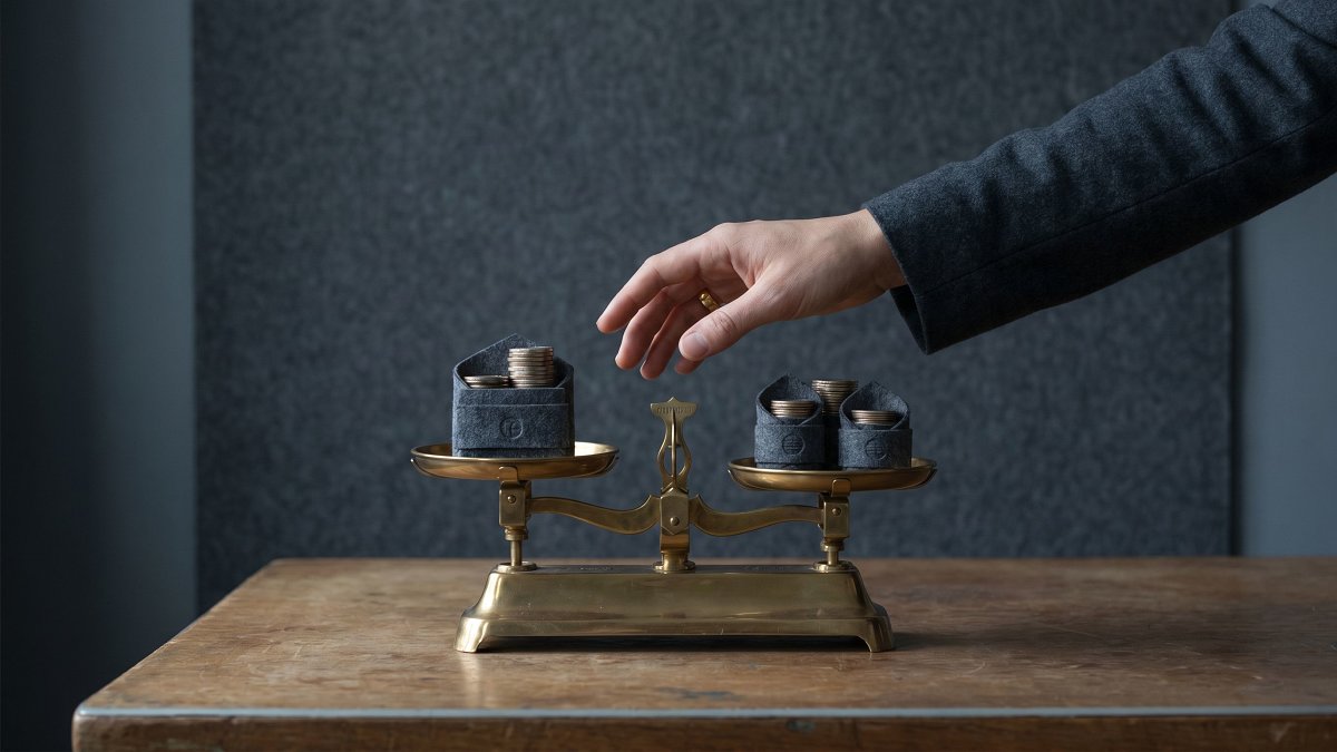 Balance symbolisant le choix entre PEA, compte-titres et assurance vie