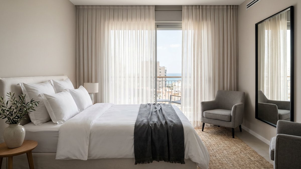 Chambre préparée avec linge blanc impeccable dans un appartement de Tel Aviv prêt pour les voyageurs