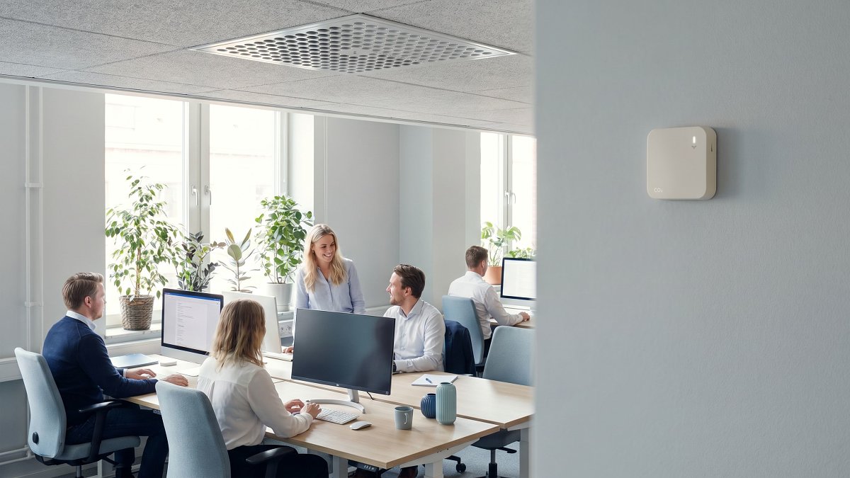 Capteur de CO₂ et bouche de ventilation dans un bureau lumineux