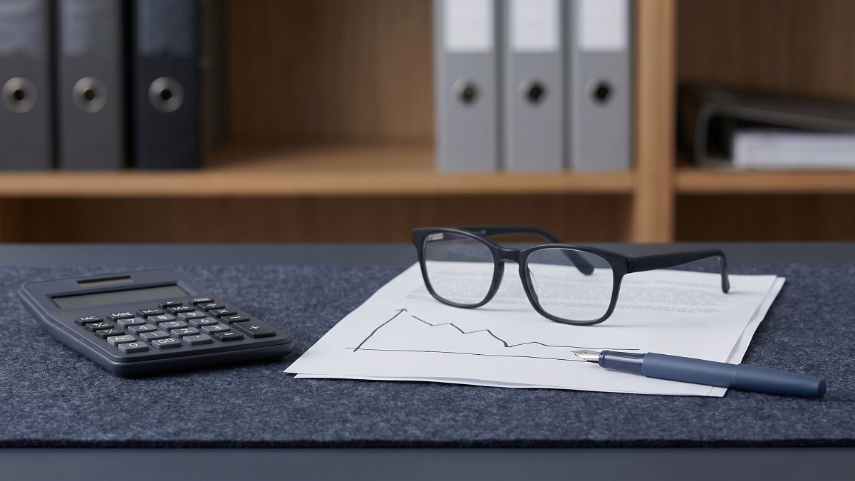 Calculatrice et projection sur dix ans posées sur un bureau, illustrant le cas chiffré d'une FCPI