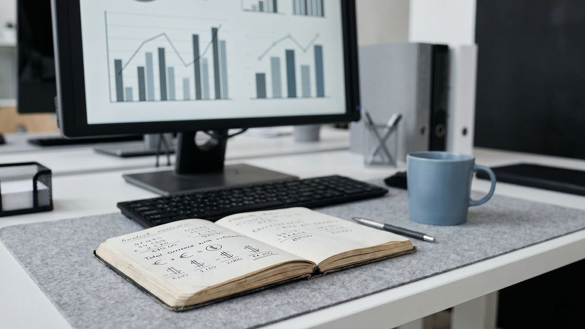 Charts comparing the cost and accuracy of prompting, RAG and fine tuning