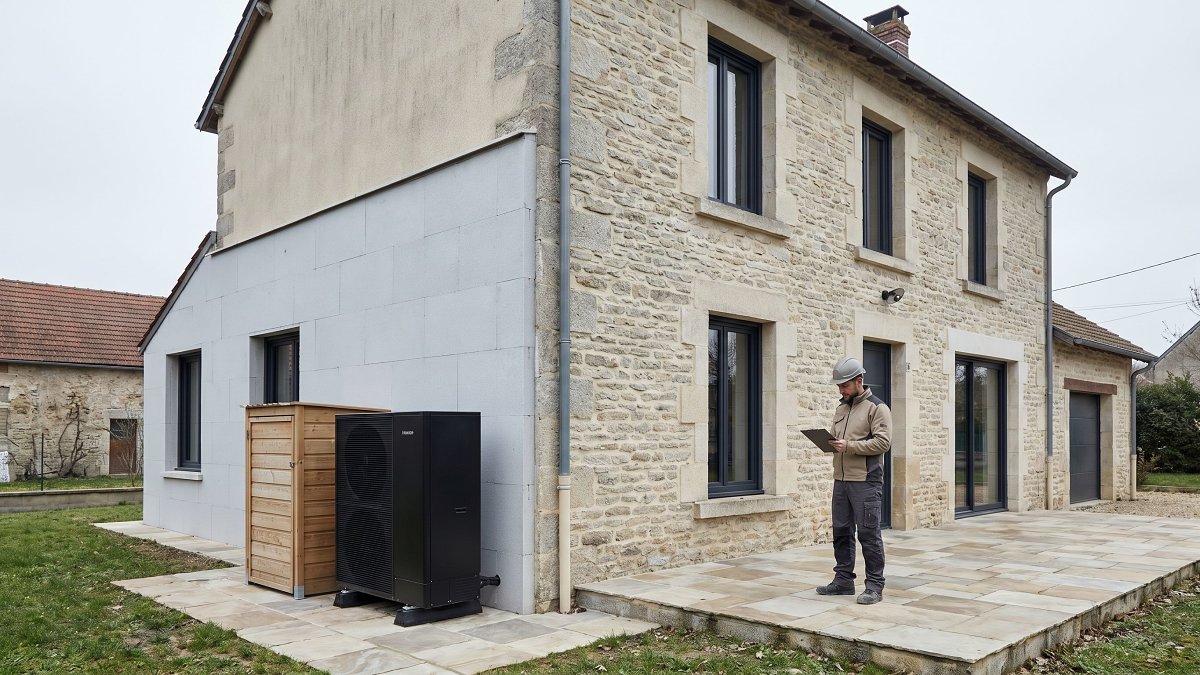 Maison rénovée avec isolation par l'extérieur et pompe à chaleur air-eau