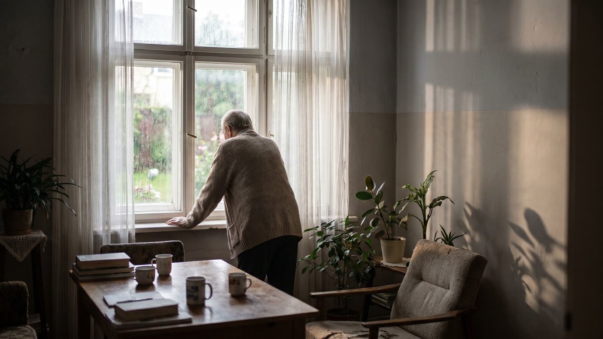 Personne à la fenêtre en pleine réflexion, illustrant la fatigue liée au burnout