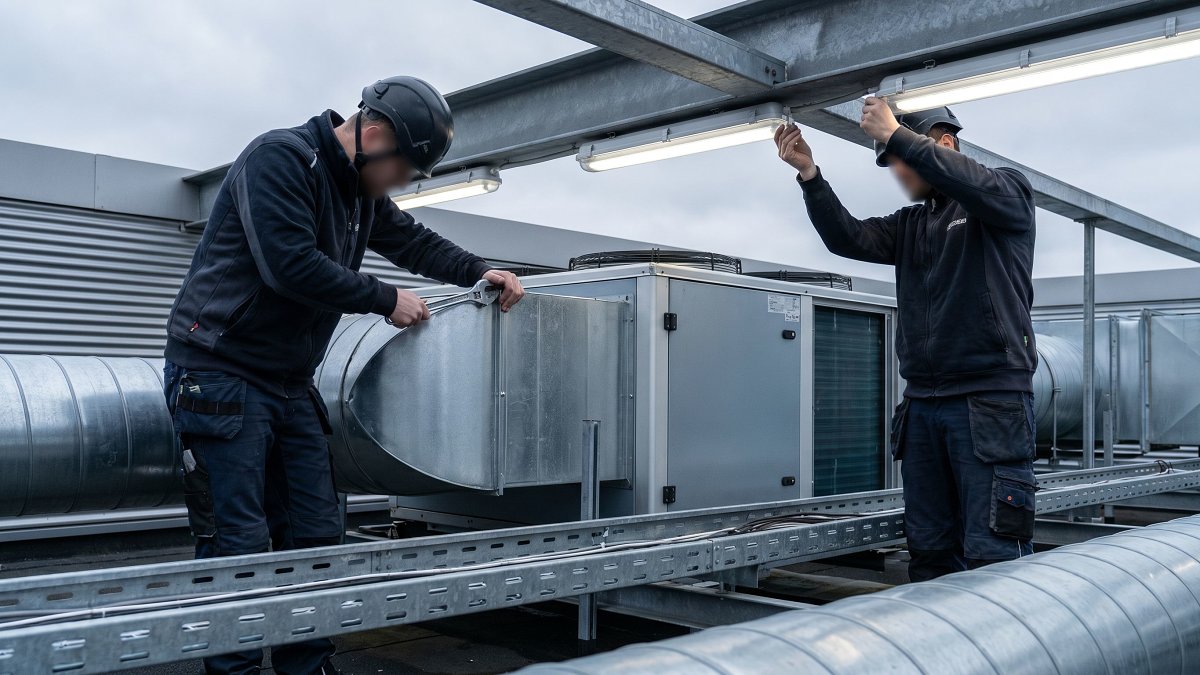 Installation d'une pompe à chaleur et d'un éclairage LED sur un bâtiment tertiaire