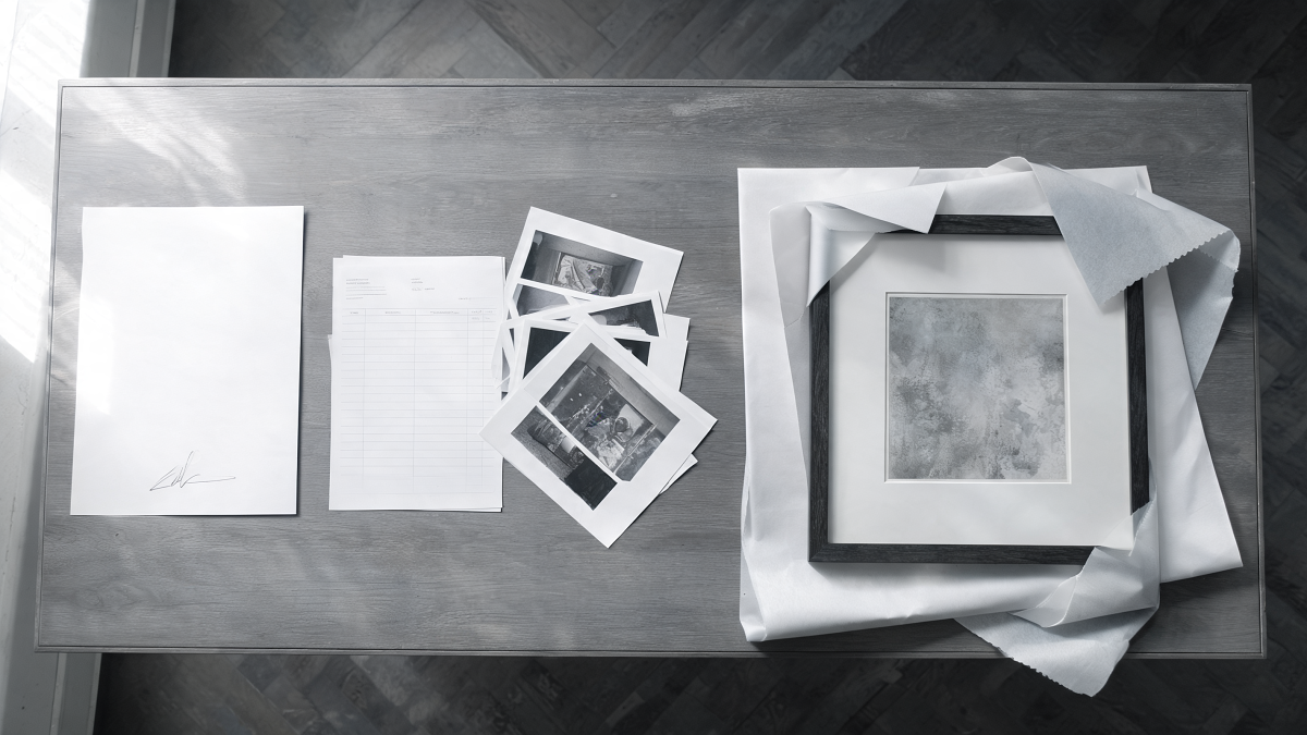 Bureau de conservation avec certificat, facture de galerie et photographies d'archives autour d'une œuvre