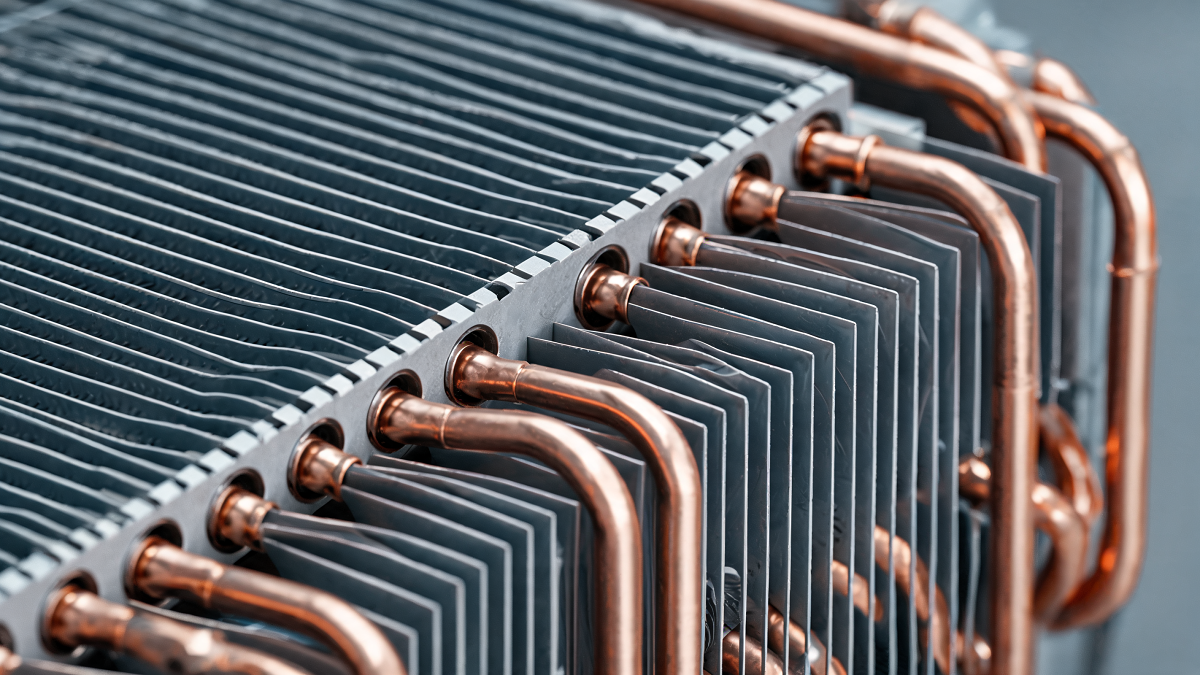 Échangeur à ailettes et circuit frigorifique d'une pompe à chaleur en gros plan