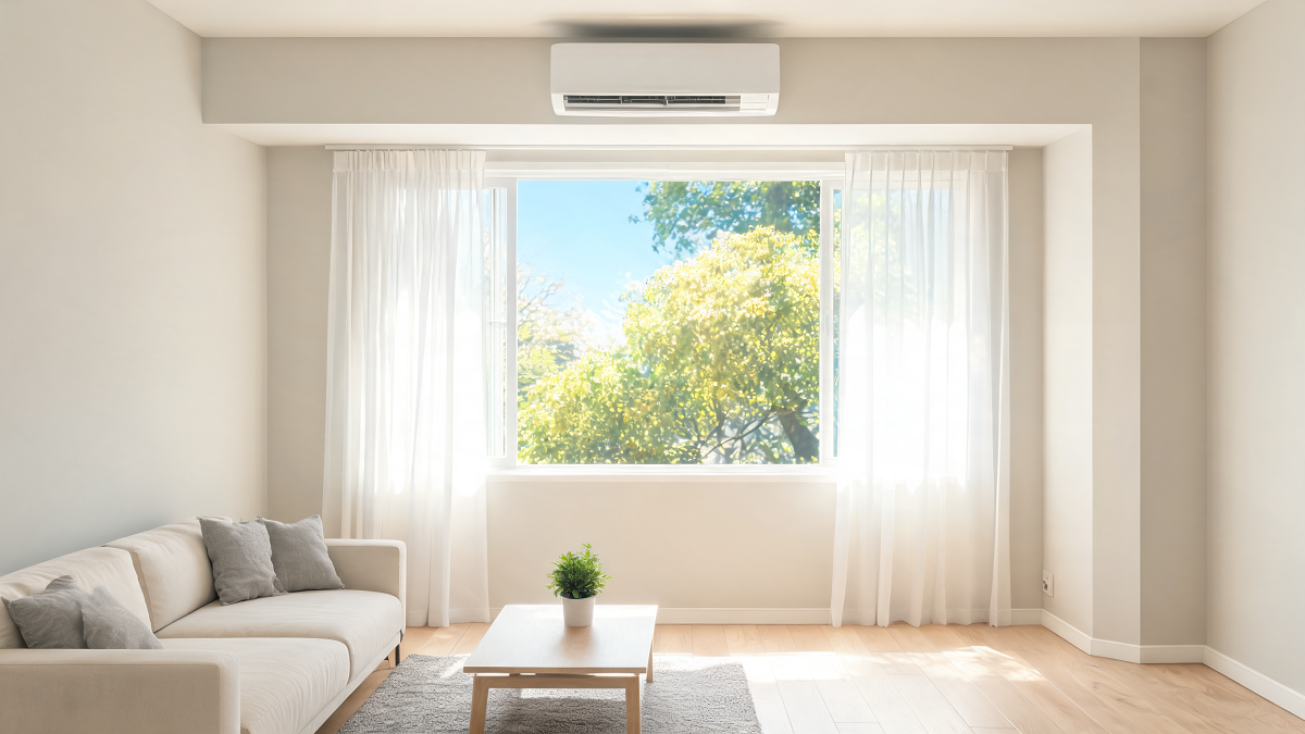Séjour moderne rafraîchi par une unité murale de climatisation réversible au-dessus d'une fenêtre