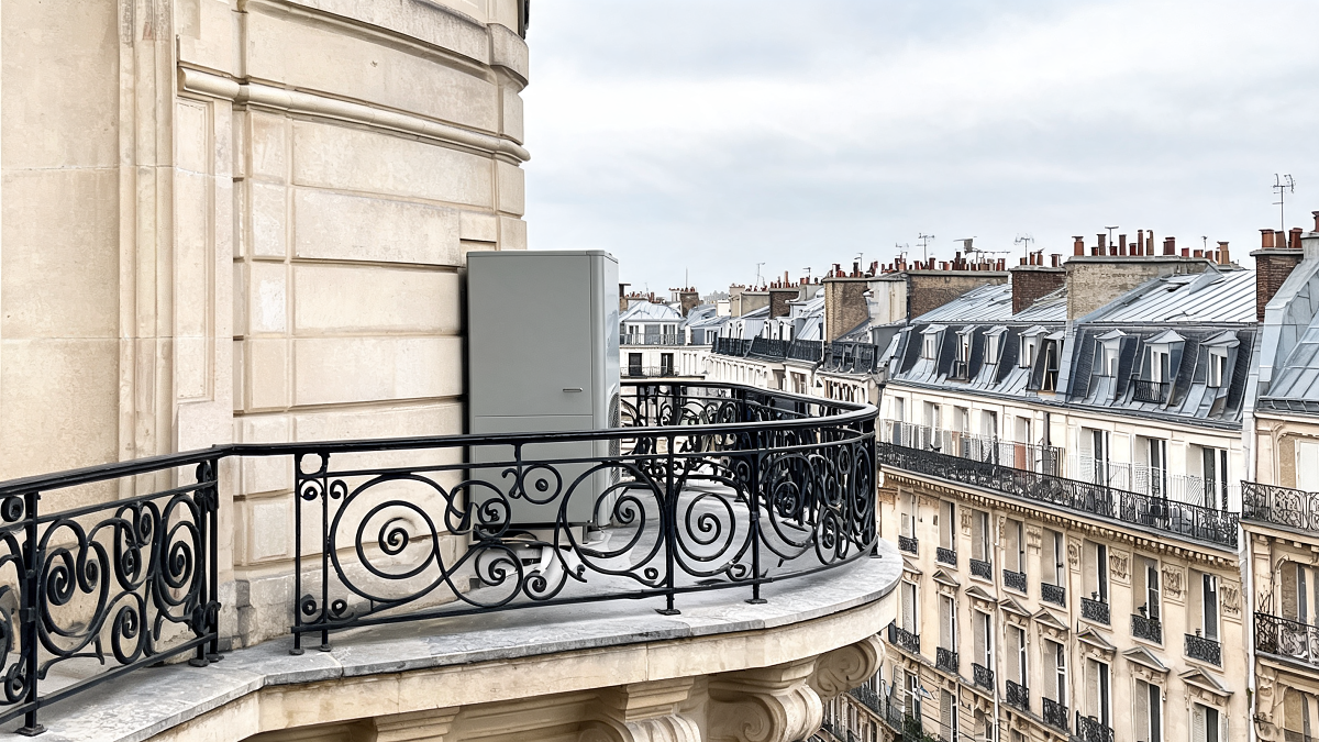 Console de pompe à chaleur air/eau sur le balcon d'un appartement haussmannien