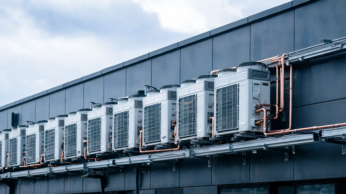 Unités extérieures de PAC DRV alignées sur la façade technique d'un bâtiment professionnel