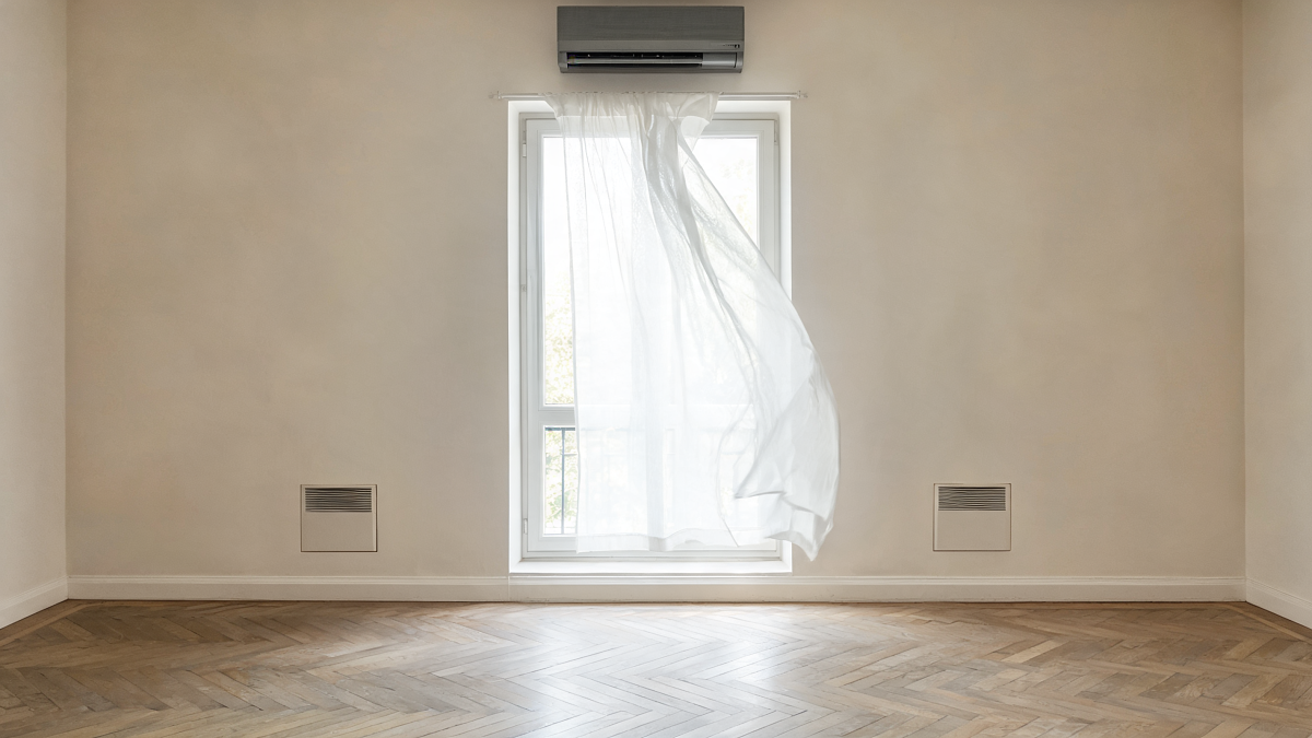 Climatiseur monobloc mural sans unité extérieure installé dans un appartement