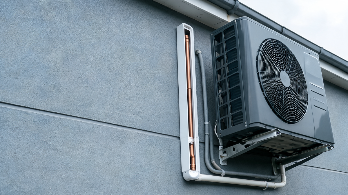 Groupe extérieur de climatisation réversible sur supports antivibratiles, liaison frigorifique isolée sous goulotte le long de la façade