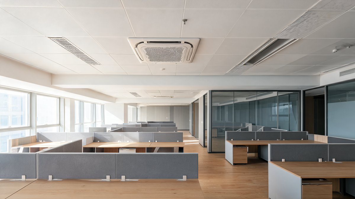 Plateau de bureaux cloisonné équipé d'unités intérieures de climatisation DRV en faux plafond