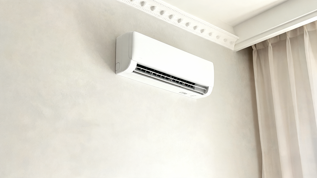 Unité intérieure d'un climatiseur réversible monosplit installée dans une chambre
